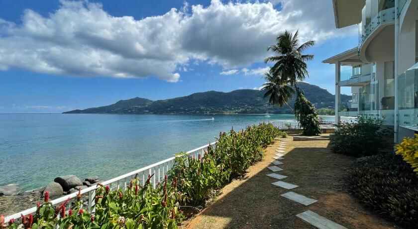 VallonEnd Beachfront villa with excellent view