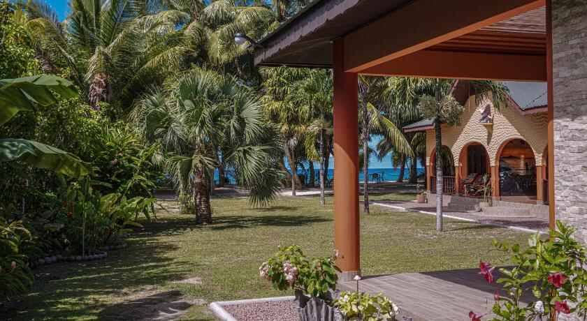 Anse Kerlan Beach Chalets