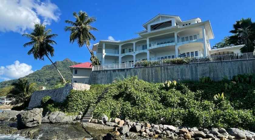 VallonEnd Beachfront villa with excellent view